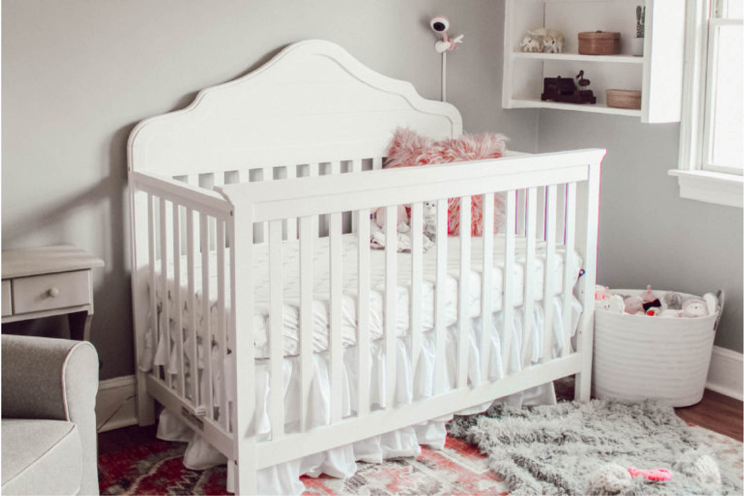 DaVincni Baby FLora 4-in-1 Convertible Crib in White